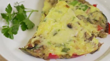 Taze pişmiş balık ve sebzeli omlet tabakta servis edilir.