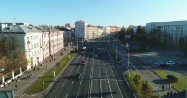 Minsk, Belarus - 10.2018 İnsansız Hava Aracı uçuşu Minsk 'in merkezinde güneşli bir sabah