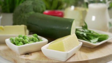 Farklı taze sebzeler, sebzeler ve peynirler.