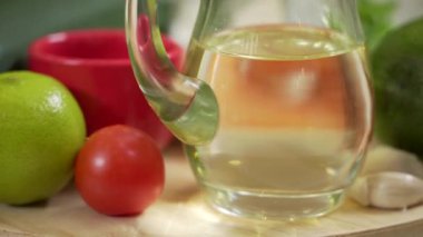 Farklı taze sebzeler, sebzeler ve peynirler.