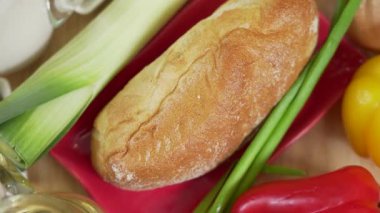 Ciabatta ekmeği, taze sebzeler ve sandviç yapmak için diğer malzemeler.