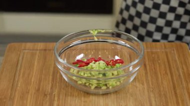 Şef, kabak ve karides aperatifi hazırlarken avokado salsa yapıyor.