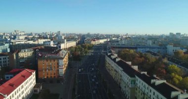 Minsk, Belarus - 10.2018 İnsansız Hava Aracı uçuşu Minsk 'in merkezinde güneşli bir sabah