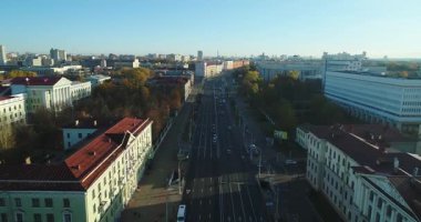 Minsk, Belarus - 10.2018 İnsansız Hava Aracı uçuşu Minsk 'in merkezinde güneşli bir sabah