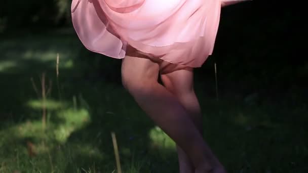 Menina vestindo vestido de verão luz andando no campo no dia ensolarado ao ar livre — Vídeo de Stock