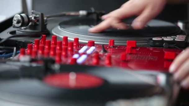 Mains d'un disc-jockey sur le contrôleur de mixage professionnel — Video