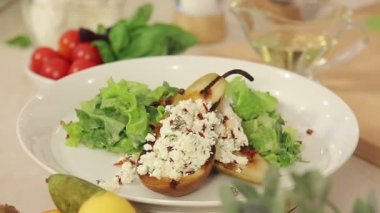 Taze salata karışımı ve beyaz peynir ile doldurulmuş ızgara armut tanıtımı
