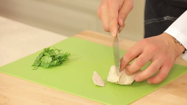 Chef está cortando filete de pavo hervido — Vídeos de Stock