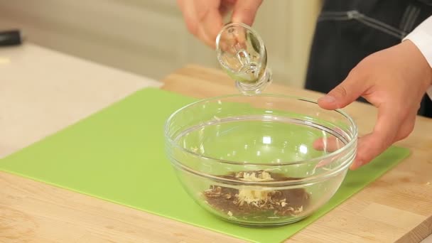 Chef está mezclando jengibre, salsa de soja, miel, aceite de oliva, sal y pimienta para aderezo de ensalada — Vídeo de stock