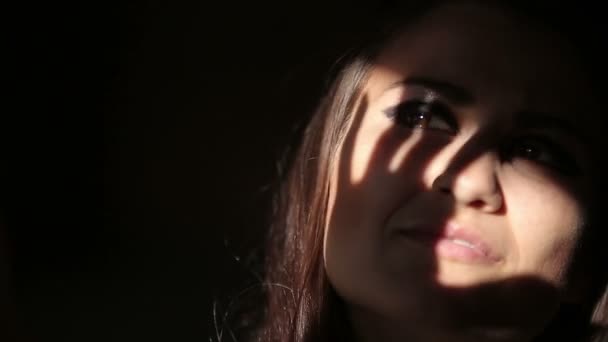 Close Up van een jonge Brunette vrouw genieten van de stralen van de zon op haar gezicht tijdens zonsopgang — Stockvideo