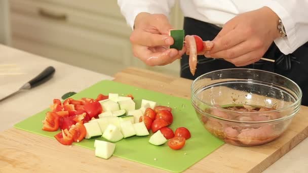 Chef-kok is Implating Turkije hazenfilet en groenten op een spies — Stockvideo