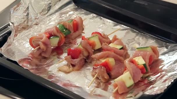 Chef está sirviendo marinay sésamo en kebabs crudos con carne y verduras — Vídeos de Stock