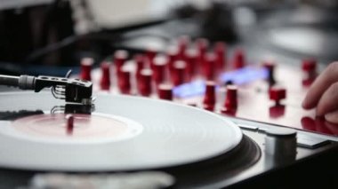 Elinde bir diskjokey denetleyicisi karıştırma Professional