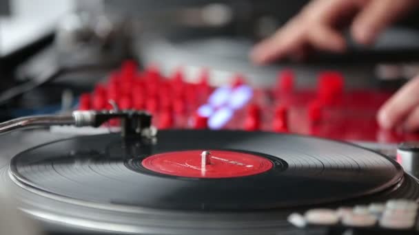 Mains d'un disc-jockey sur le contrôleur de mixage professionnel — Video