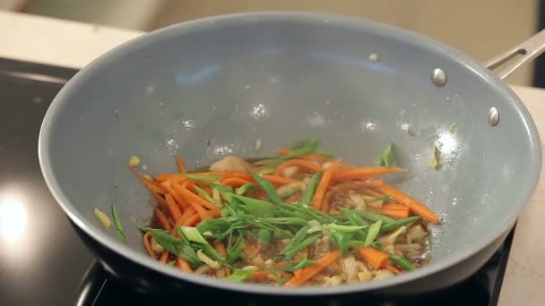 Faire frire les légumes de cuisine asiatique avec des graines de sésame dans un wok — Video