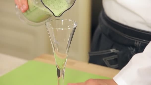 Chef is Pouring Green Vegetable Smoothies into a Glass — Stock Video