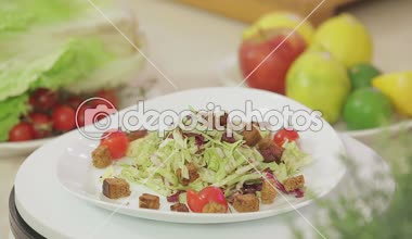 bir tabakta sebze salatası