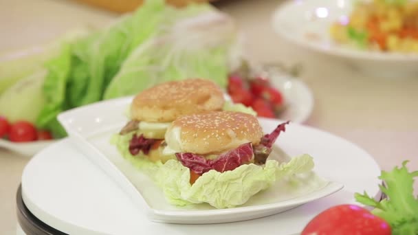 皿の上のベジタリアン ハンバーガー — ストック動画