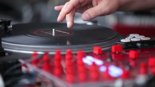 Handen van Disc Jockey op de professionele mengen Controller — Stockvideo