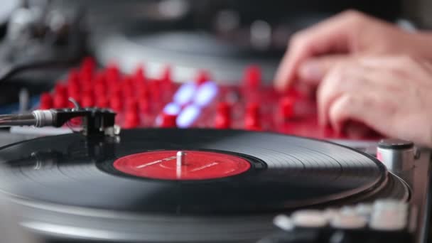 Mains d'un disc-jockey sur le contrôleur de mixage professionnel — Video