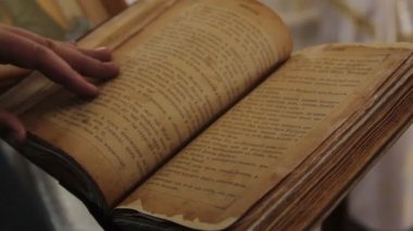 Düzenlenen ve baktım eski Rus Vintage Kitap