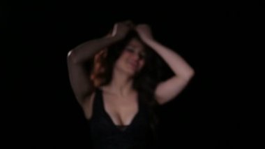 Dans, gülüyor, eğleniyor ve flört siyah parti elbiseli genç esmer