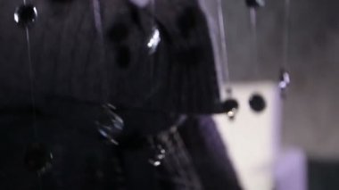 Güzellik yong esmer kadın rahat akşam vakit geçiriyor