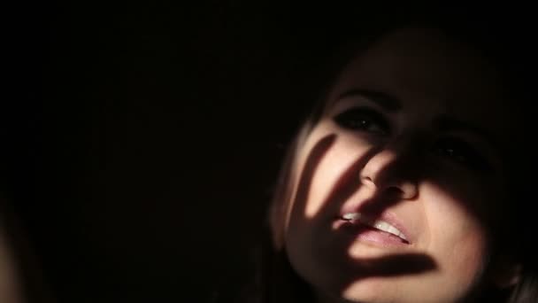 Κοντινό πλάνο του μια νεαρή γυναίκα μελαχρινή απολαμβάνοντας τις ακτίνες του ήλιου στο πρόσωπό της κατά τη διάρκεια την Sunrise — Αρχείο Βίντεο