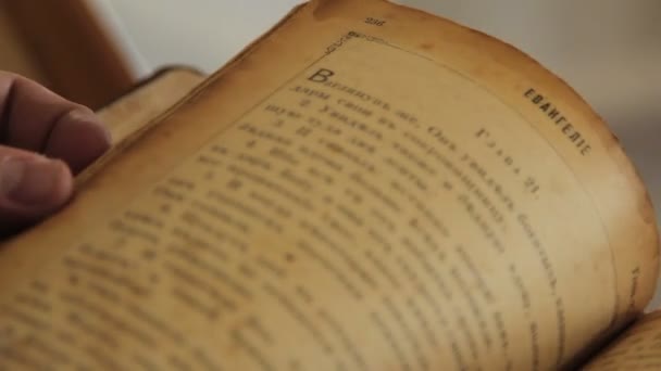 Vieux livre russe Vintage être détenu et regardé à travers 