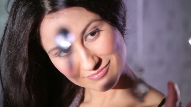 Krása yong bruneta žena s útulnou večerní čas — Stock video