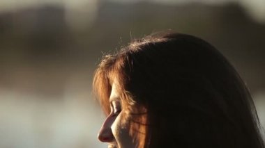 Genç esmer sisli gündoğumu sırasında ellerini duman oynamaktan
