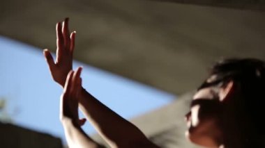 Yüzünde güneş ışınları gündoğumu sırasında genç esmer kadının