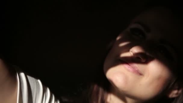 サンライズの中に彼女の顔に太陽の光を楽しむ若いブルネットの女性 — ストック動画