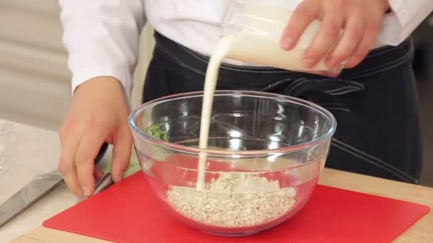 Chef-kok is het mengen van Haver vlokken met yoghurt voor gezonde dessert — Stockvideo