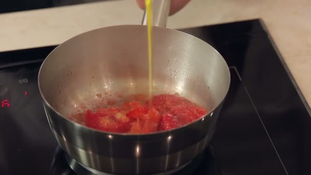 Koken Zelfgemaakte aardbeiensaus — Stockvideo