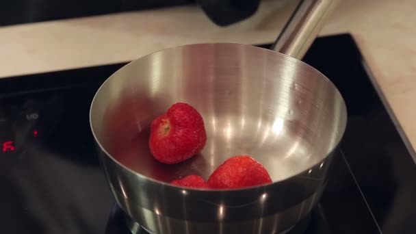 Szakács főzés eper öntettel — Stock videók