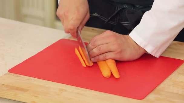 Chef is cutting carrots — Stock Video