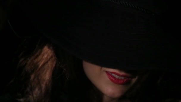 Молодая брюнетка в черном платье партии танцует, улыбается, веселится и флиртует — стоковое видео