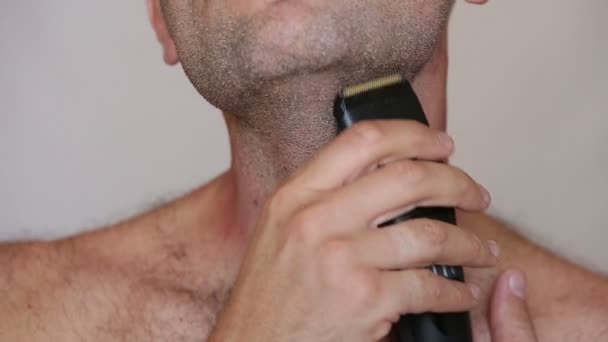 Shirtless man shaving with electric razor — Stock Video