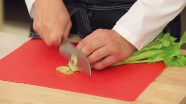 Bir kesme tahtası üzerinde kesme taze kereviz