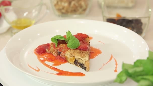 Свіжий запечений мюслі торт з полуничним соусом — стокове відео
