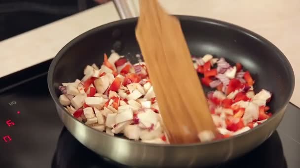 Ingredientes vegetais misturados que fritam em uma panela — Vídeo de Stock