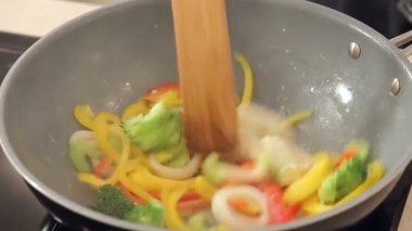 Kalamar ve bir wok sebze pilaki