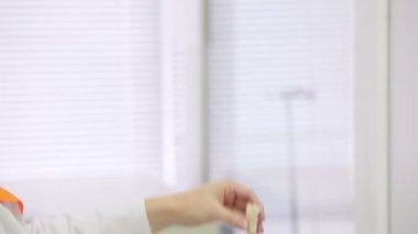 Mikrobiyolojik laboratuvar çalışma test tüpleri ile