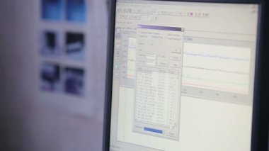 Mikrobiyoloji laboratuvar bilgisayar ekran portre