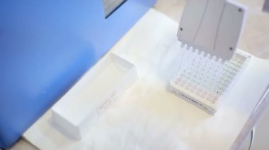 Çok kanallı pipette çalışan bir bilim adamı