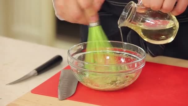 Mengen ingrediënten voor salade dressing — Stockvideo