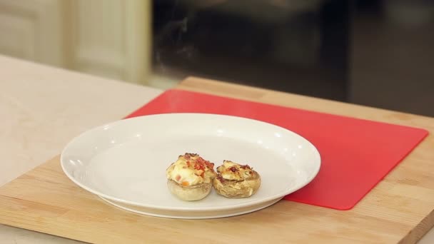 Champiñón relleno en plato blanco con ensalada — Vídeos de Stock