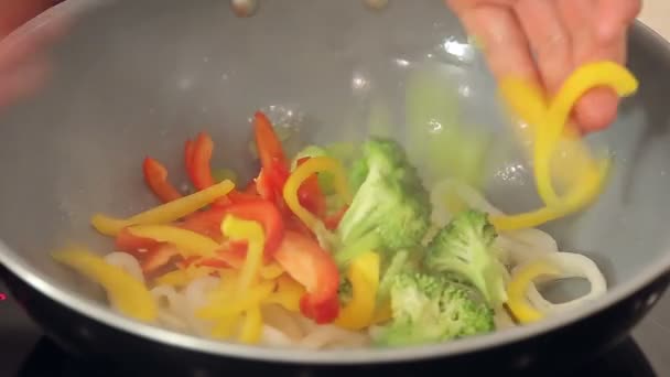 Guisando lulas e legumes em um wok — Vídeo de Stock