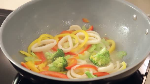 Stewing καλαμάρια και λαχανικά σε ένα γουόκ — Αρχείο Βίντεο
